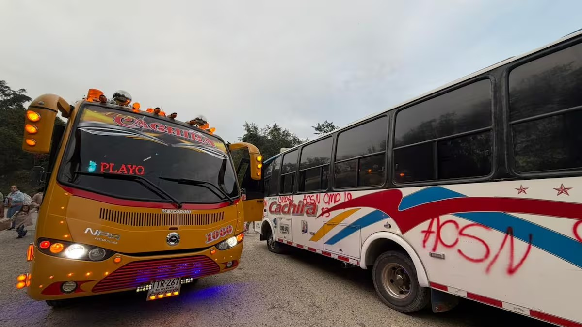 Luego de que conductores de buses intermunicipales fueran intimidados por grupos armados, se suspendieron conexiones en la ruta Bucaramanga-Cáchira

 – Ojo critico