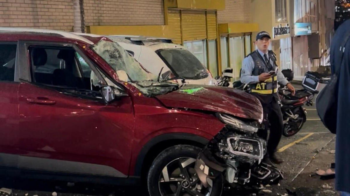 Este es el momento exacto en que un auto se cae del estacionamiento del tercer piso en Manizales; esto es lo que dicen los testigos

 – Ojo critico