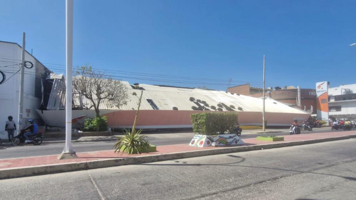 El viento arrancó el techo de una gasolinera en el centro de la ciudad

 – Ojo critico