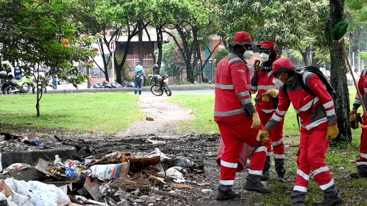 Esta mañana, a pesar del riesgo de crisis sanitaria, no se detuvo ni un solo camión de basura.

 – Ojo critico