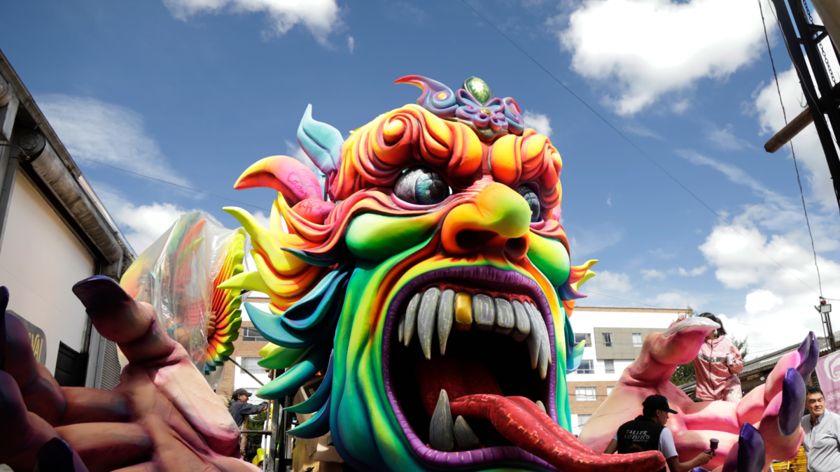 Así se preparan los autores de las plataformas para el día principal del Carnaval de Blancos y Negros, que será el 6 de enero

 – Ojo critico