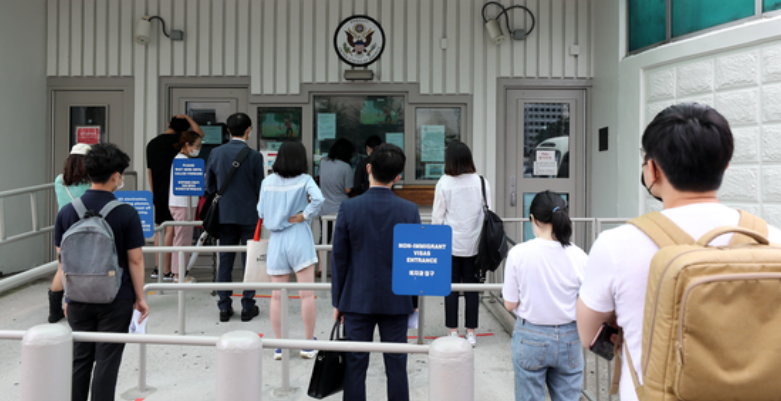 Trump endurece visas: Suspensión indefinida de solicitantes de 75 países

 – Ojo critico