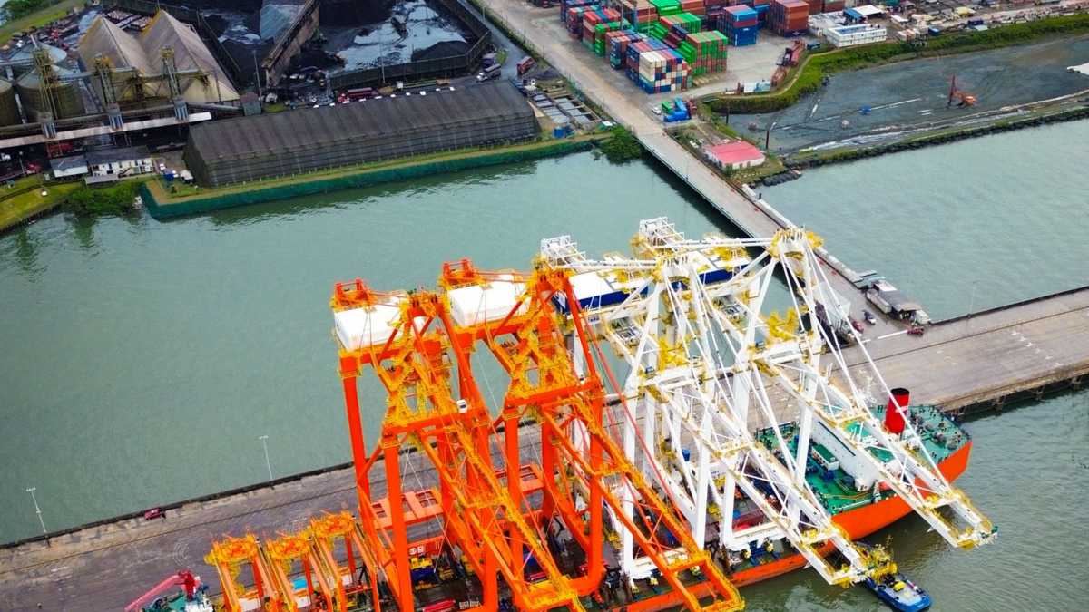 Histórica llegada de dos grúas pórtico, las más grandes del país, al puerto industrial de Aguadulce en Buenaventura para que lleguen mega barcos

 – Ojo critico