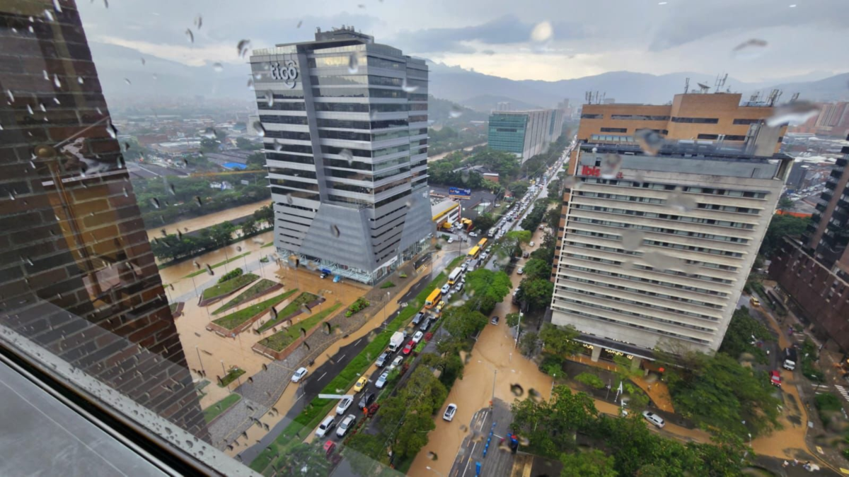 Inundaciones, árboles caídos y caos en carreteras de Medellín por fuertes lluvias

 – Ojo critico
