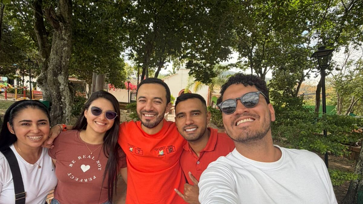 Un periodista iba de viaje y su equipo decidió irse de gira.

 – Ojo critico