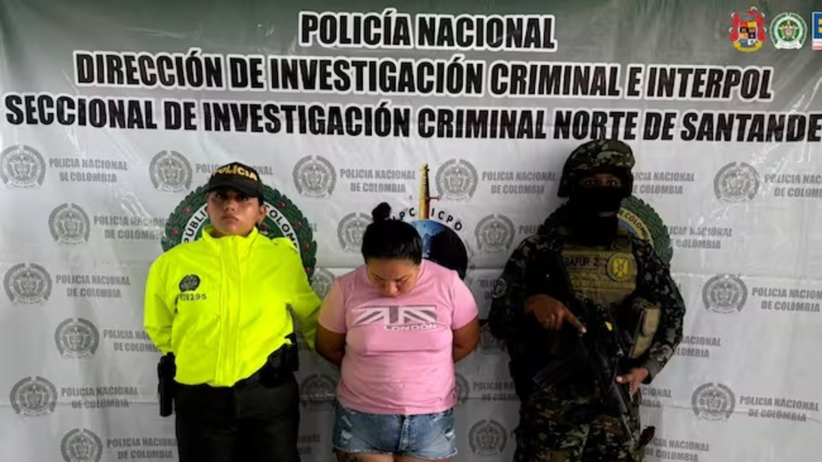 Una mujer fue capturada en Cúcuta con una granada y municiones en sus manos de un grupo armado del orden: ¿Quién es?

 – Ojo critico