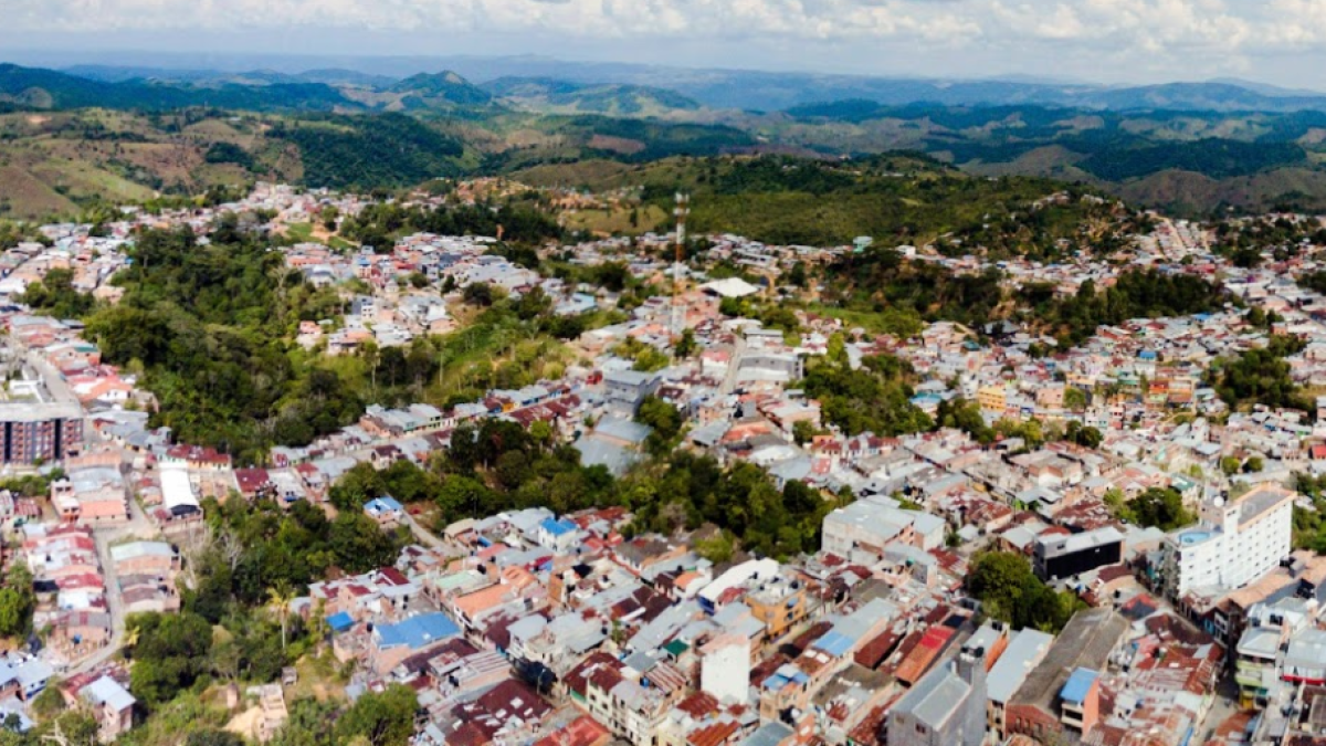 Tres personas murieron al explotar un artefacto disparado por un dron sobre su vivienda durante enfrentamientos armados en Segovia, Antioquia

 – Ojo critico