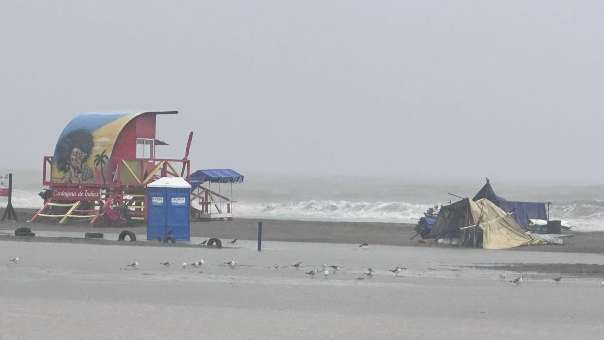 Cartagena permanece inundada y paralizada por emergencias provocadas por fuertes lluvias, frentes fríos y oleaje.

 – Ojo critico