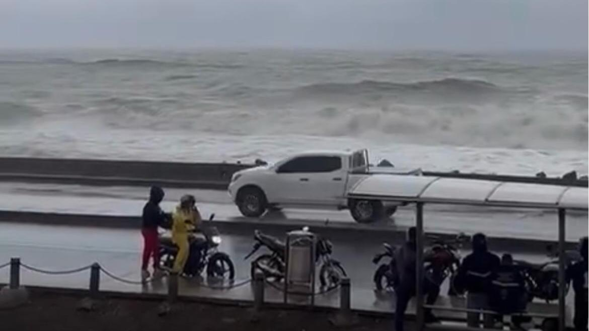 Vídeos increíbles | Cartagena es asediada por lluvias por frente frío que paraliza la movilidad: cerraron avenida Santander

 – Ojo critico