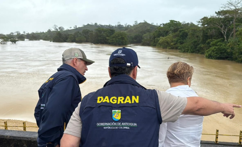 Cayó con su motocicleta de un puente que se desplomó sobre el río Mulatos a consecuencia de fuertes lluvias

 – Ojo critico