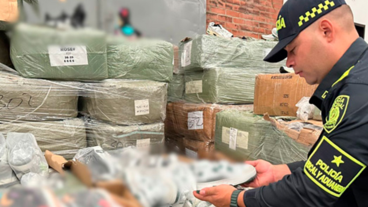 Autoridades cierran punto de acopio de mercancías de contrabando en el centro de Cali

 – Ojo critico