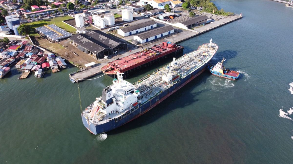 trajo 74.000 barriles de combustible desde Estados Unidos

 – Ojo critico