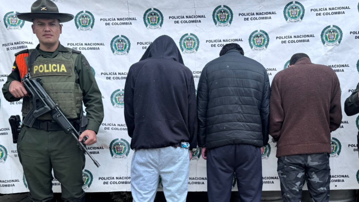 ¡Cuidado con lo que compras! Capturan a tres hombres con más de 500 kilogramos de carne en mal estado, que iba a ser vendida en Antioquia

 – Ojo critico