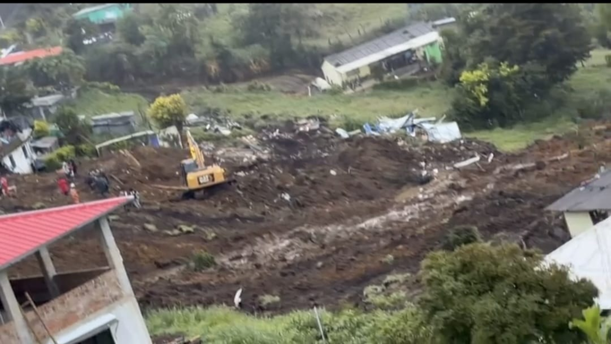 Los equipos trabajan para encontrar supervivientes tras una avalancha que sepultó casas

 – Ojo critico