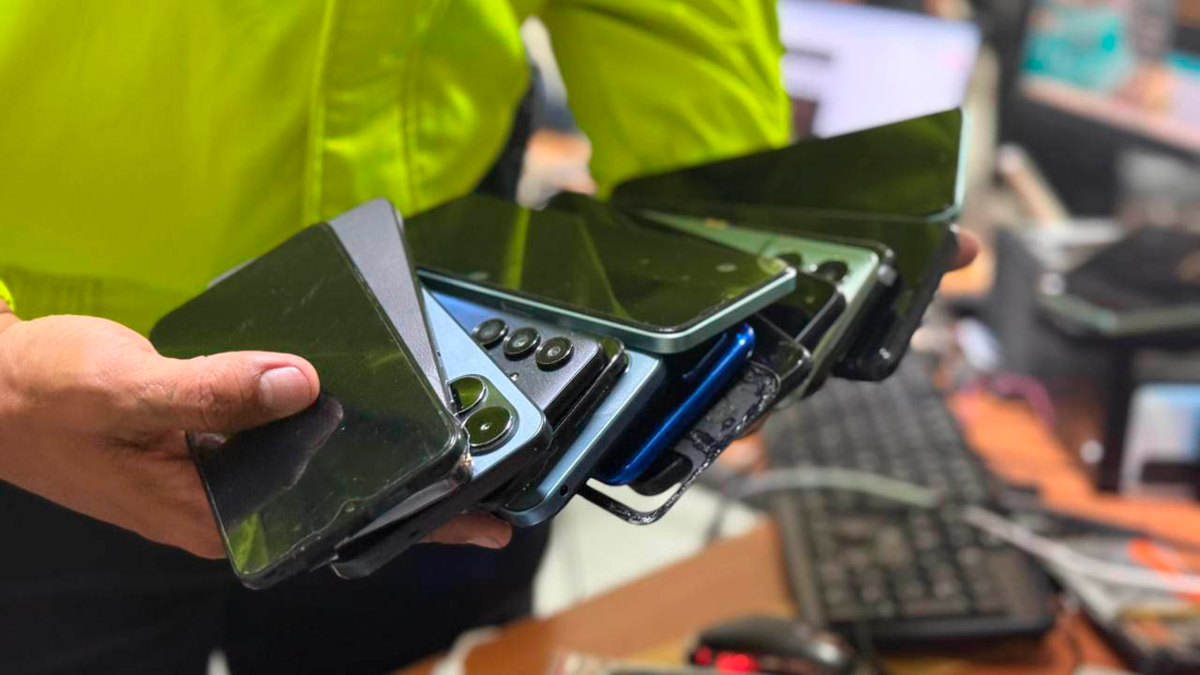 Rayo que provocó el desmantelamiento de la red de recepción en el centro comercial Ópera en Medellín

 – Ojo critico