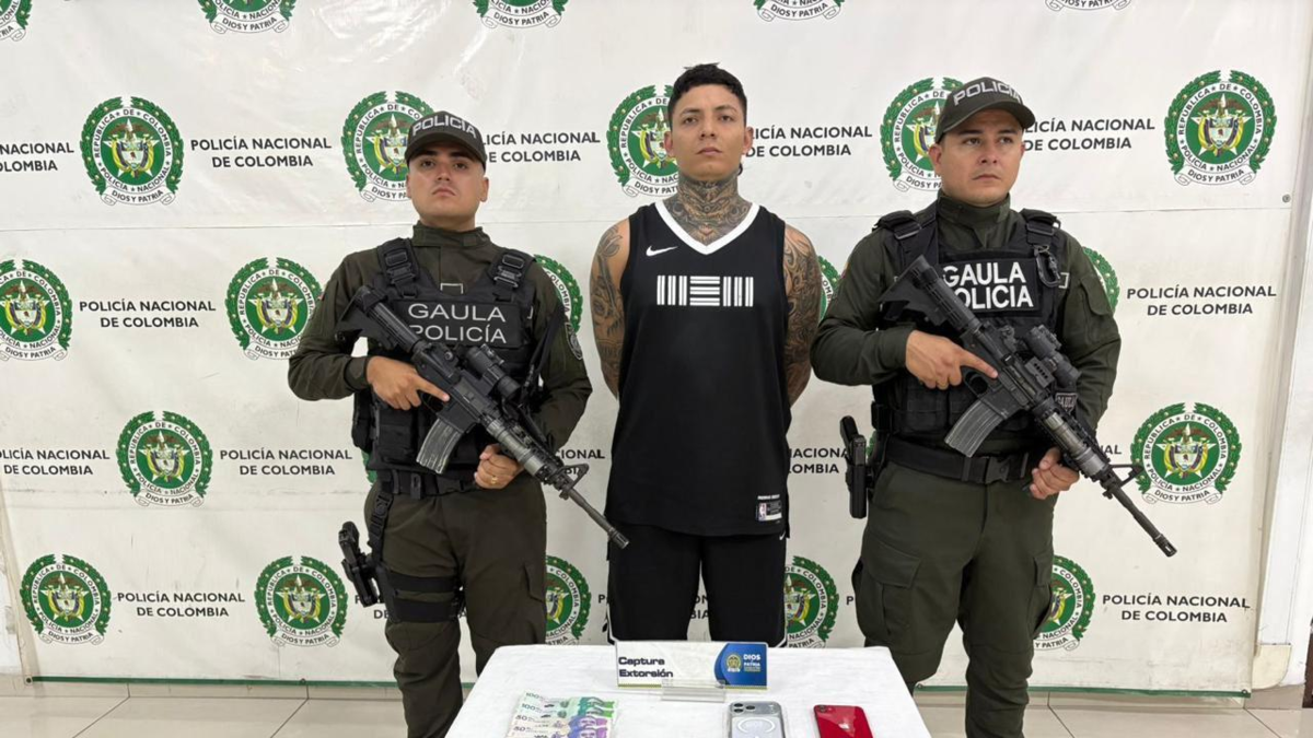 Este fue el momento en que cayó el hombre que obligaba a su expareja a no publicar fotos íntimas en Bucaramanga.

 – Ojo critico