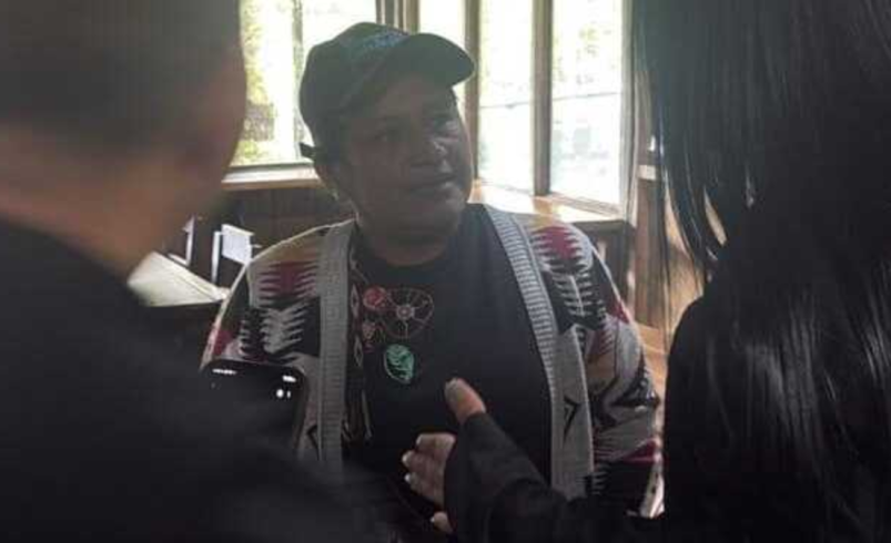 Está con la guardia local.

 – Ojo critico