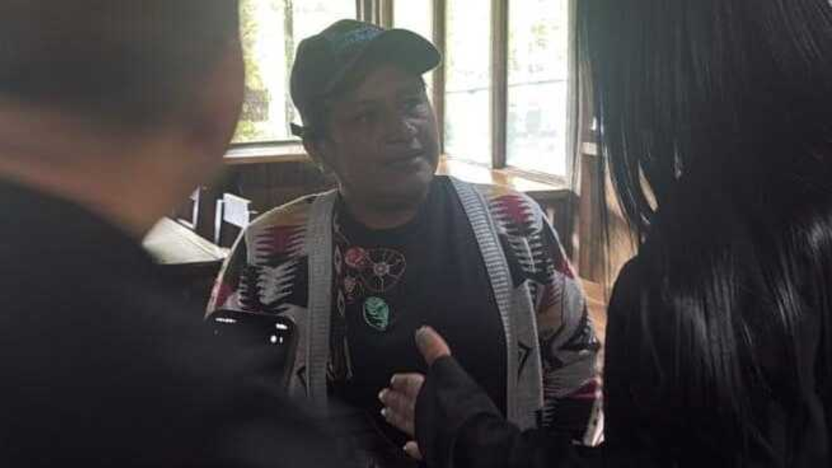 Está con la guardia local.

 – Ojo critico