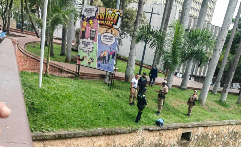 ¿Qué contiene una bolsa abandonada a la orilla del río Cali, cerca del Centro Administrativo Municipal (CAM), donde se encuentra la Alcaldía?

 – Ojo critico