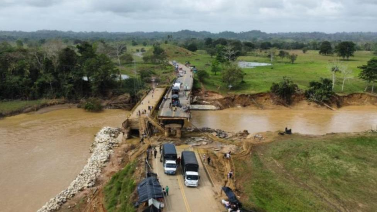 Con la instalación de puentes militares y la llegada de soluciones a gas, aumenta la atención ante la amenaza de lluvias en el Urabá Antioquia

 – Ojo critico