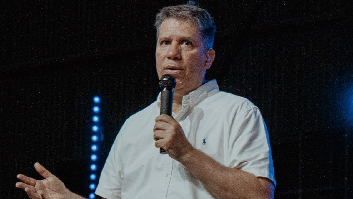 Críticas al pastor Miguel Arrazola por decir que partidarios del gobierno de Gustavo Petro «son como una vaca aplaudiendo al carnicero»

 – Ojo critico