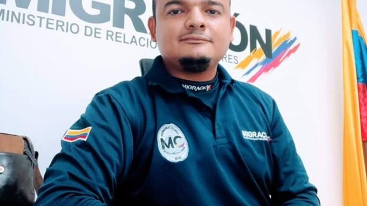 Un funcionario de inmigración colombiano se convirtió en héroe al salvarle la vida a un viajero chileno

 – Ojo critico