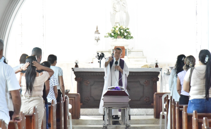 Aunque está prohibido, celebró misa con ataúd durante pleno control judicial en Santa Marta

 – Ojo critico