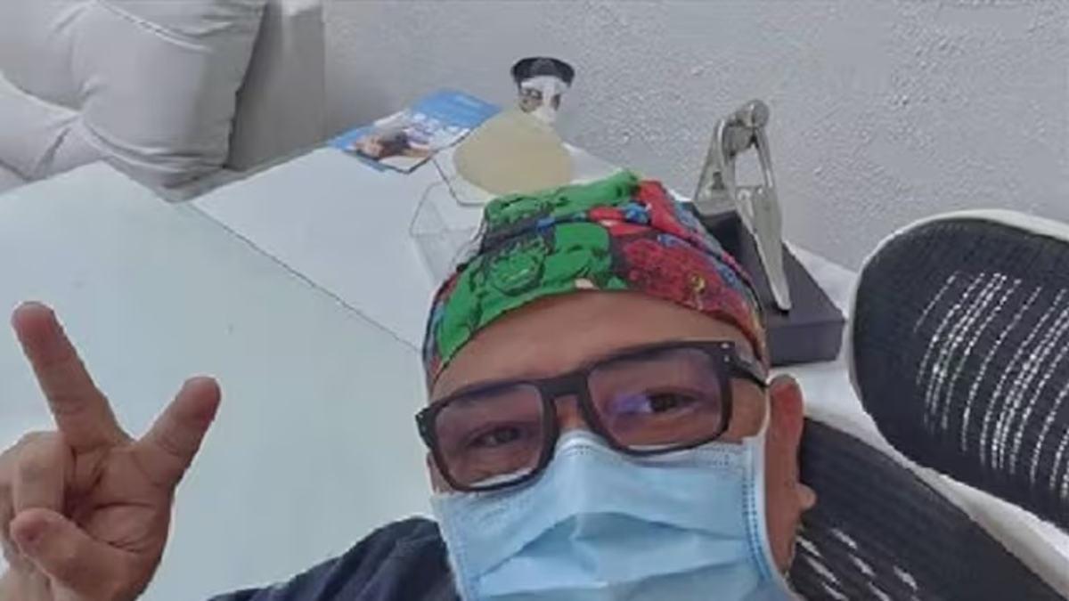 Condenan en segunda instancia a famoso médico que se hizo pasar por cirujano y operó a mujer que murió tras cirugía plástica: continúa su práctica en Bogotá

 – Ojo critico