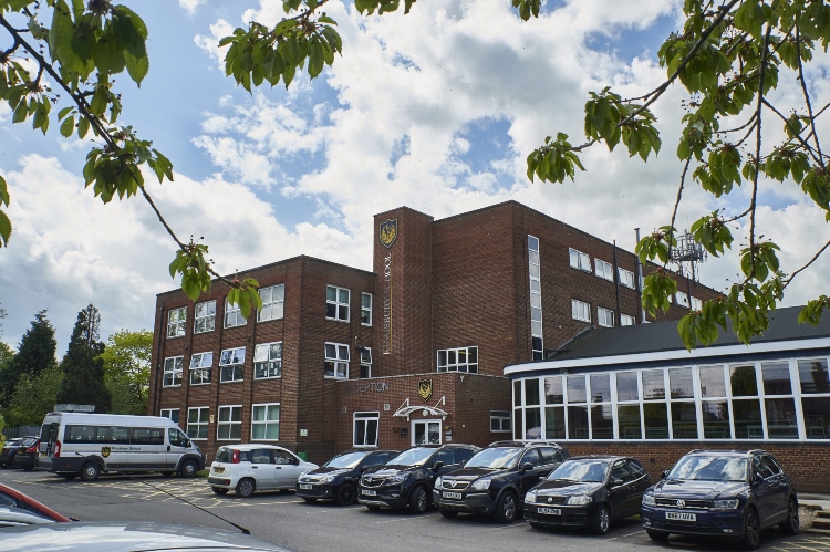 Conmoción en Londres tras el apuñalamiento de dos menores en un colegio de Brent

 – Ojo critico