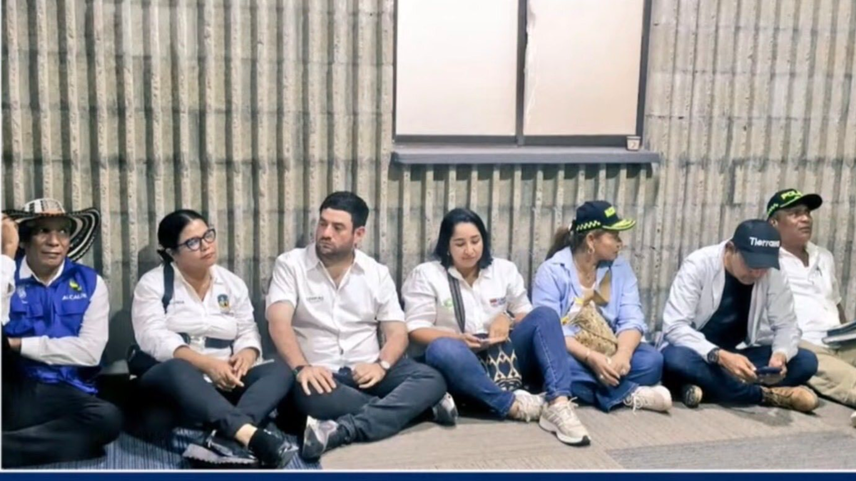 Detrás de la foto de los intendentes de los municipios de Córdoba reunidos en el campo como parte del Consejo de Ministros del Presidente Petro

 – Ojo critico