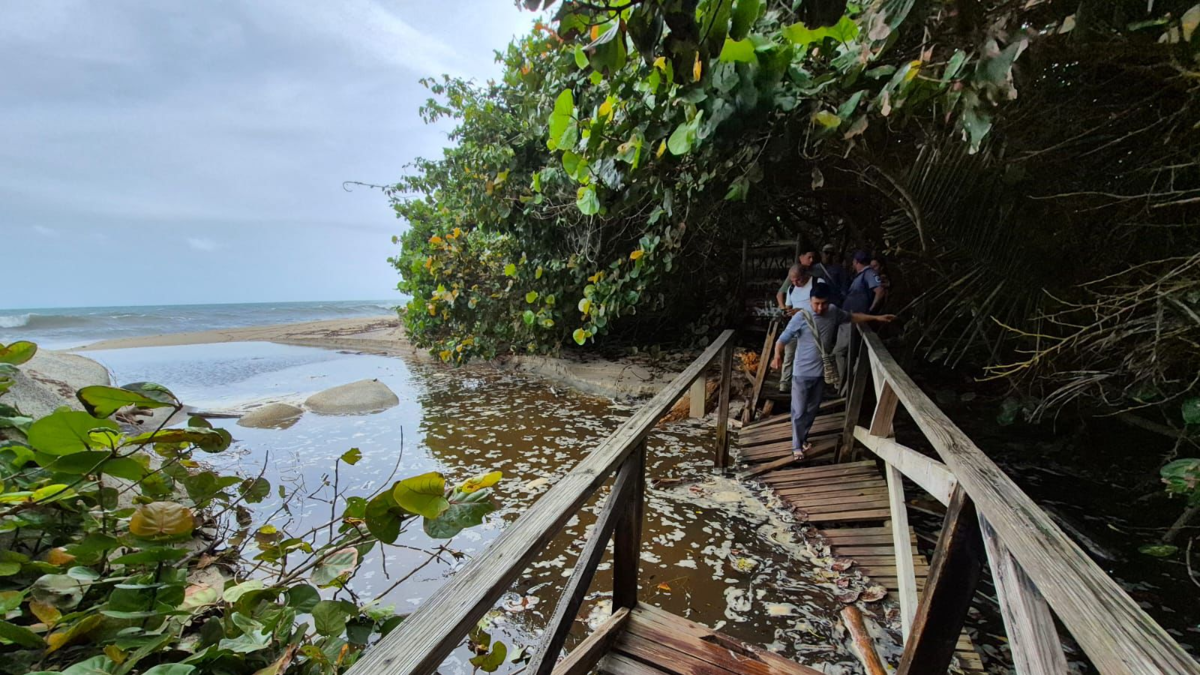 El cierre de la entrada principal sorprende a turistas y operadores.

 – Ojo critico