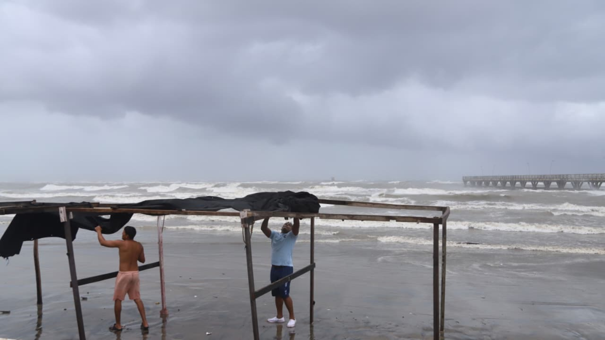 Olas de hasta cuatro metros y vientos intensos mantienen en alerta al Caribe colombiano mientras comunidades costeras reportan severos daños.

 – Ojo critico
