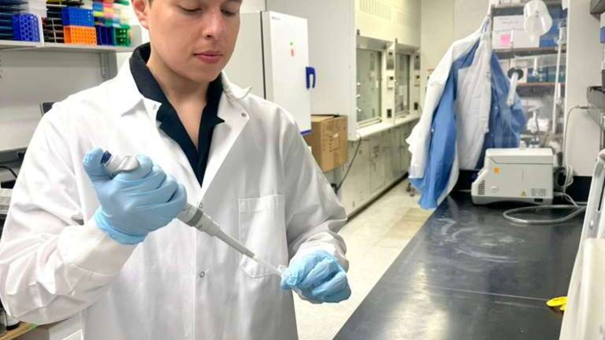 Un científico colombiano procedente de Estados Unidos investiga para desarrollar los antibióticos del futuro: esta es su historia

 – Ojo critico