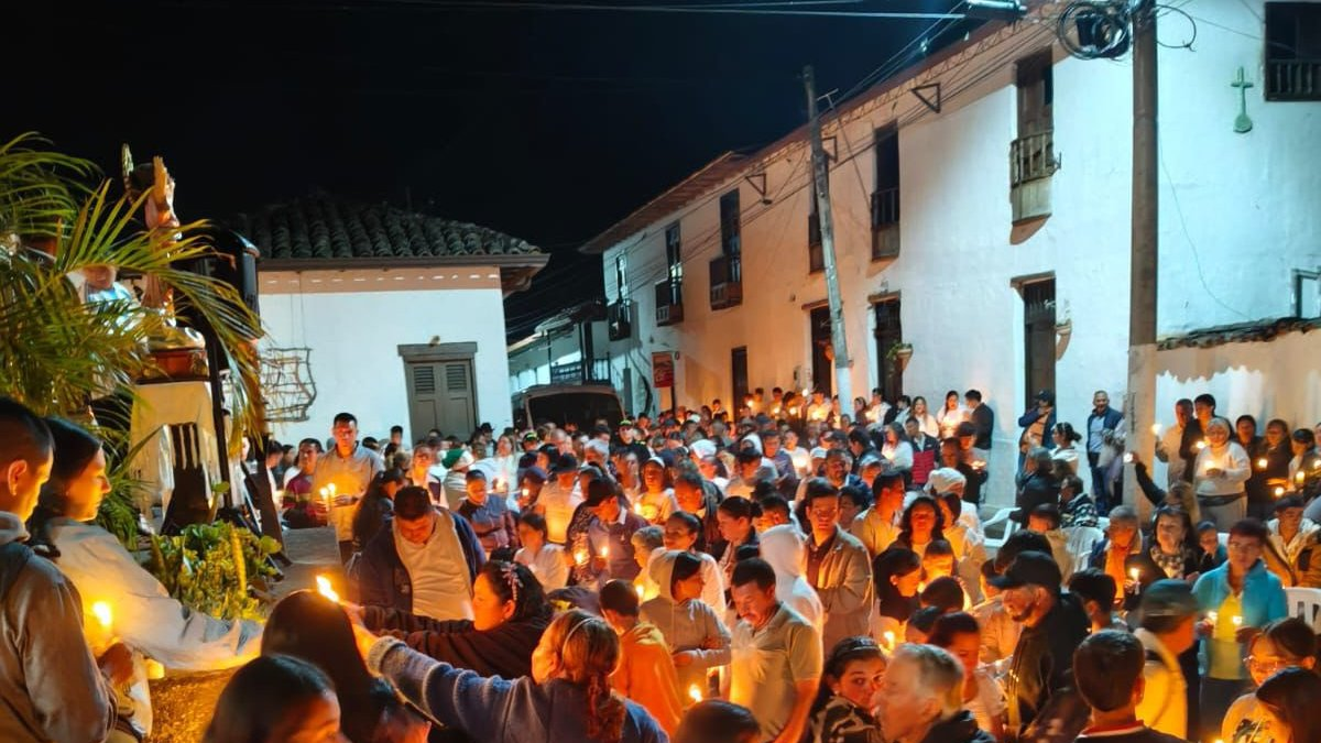 Una conmovedora vigilia que indigna a Santander por la muerte de un niño de 10 años que falleció en extrañas circunstancias cuando salía de su casa para hacer un recado

 – Ojo critico