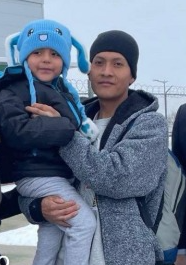 Niño migrante y su padre recuperan la libertad tras ser detenidos por ICE en Texas

 – Ojo critico