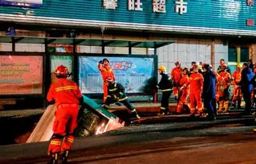 Colapso repentino de un gran socavón en Shanghai, China

 – Ojo critico