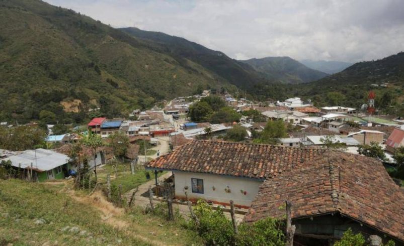 Un día después de un ataque explosivo a una patrulla de la fuerza pública que dejó un uniformado muerto en Cauca, un policía resultó herido en acoso

 – Ojo critico