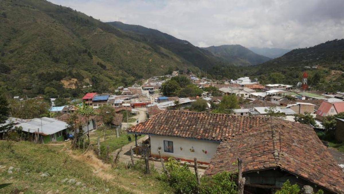 Un día después de un ataque explosivo a una patrulla de la fuerza pública que dejó un uniformado muerto en Cauca, un policía resultó herido en acoso

 – Ojo critico