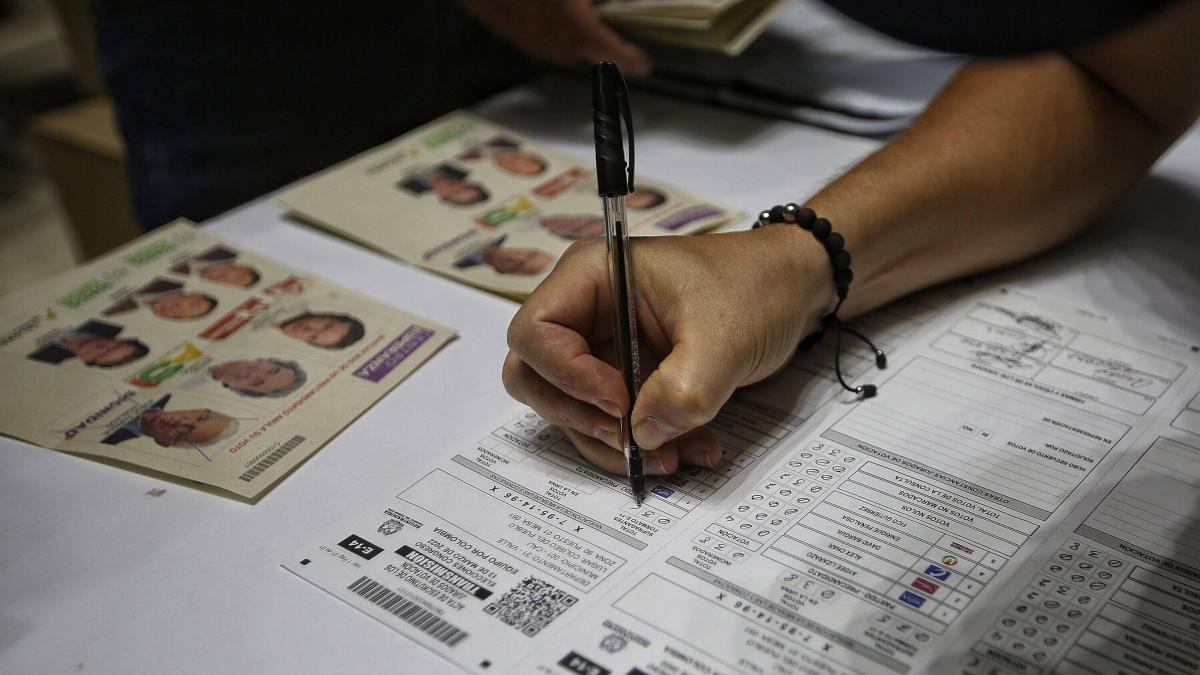 Policía Nacional sorprendió a dos personas con 5 millones de pesos, víveres y propaganda electoral mientras votaban en zona rural de Pasto

 – Ojo critico