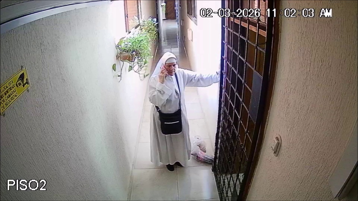 ¡De la película! Un hombre vestido de monja evadió la seguridad e ingresó a un edificio en el norte de Barranquilla; las cámaras y el teléfono lo delataron

 – Ojo critico