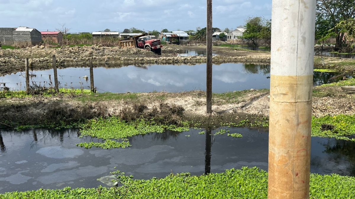 En zonas de Córdoba que fueron lugar de narcotráfico, políticos condenados derriban barreras hidráulicas ilegales para evitar inundaciones

 – Ojo critico