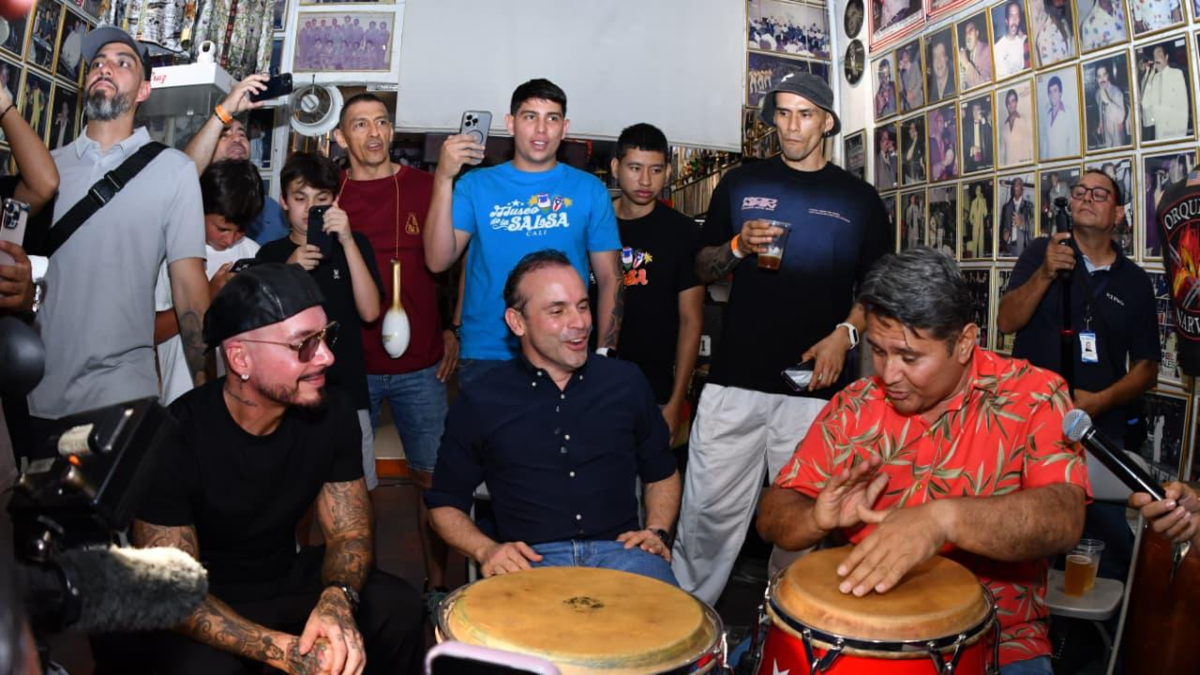 El artista, junto al intendente Alejandro Eder, visitó las obras del tradicional barrio Obrero, en pleno centro de la ciudad

 – Ojo critico