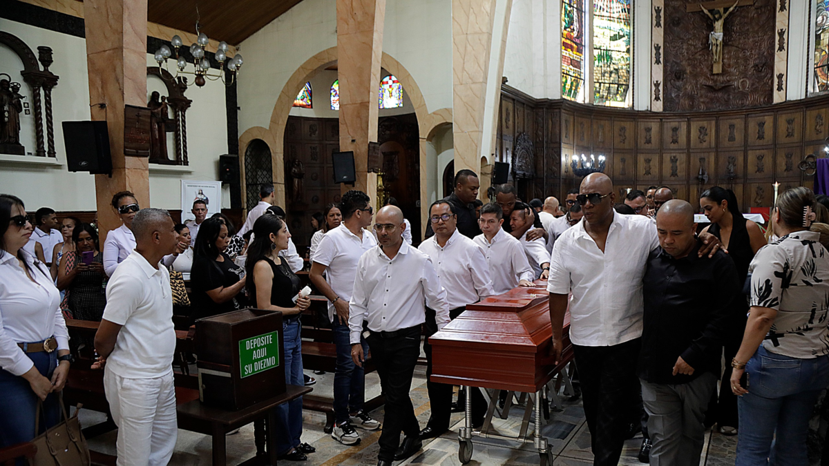 emotivo mensaje del cantante Jimmy Saa en el funeral de Luder Quiñones, música de la orquesta de Willy García

 – Ojo critico