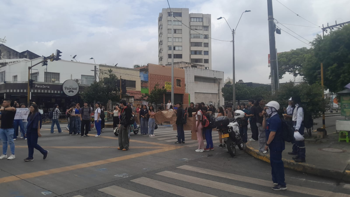 Rechazo por actos vandálicos contra estación del sistema de transporte MIO en el sur de Cali durante protestas estudiantiles en Univalle

 – Ojo critico