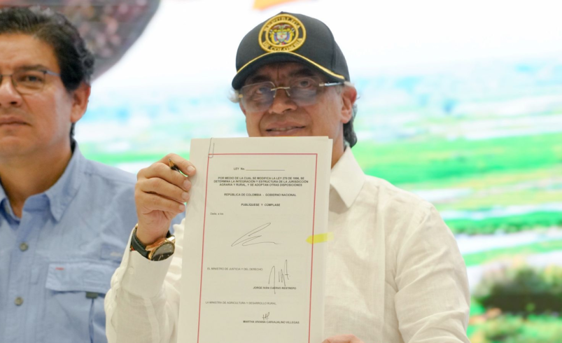 Ante agricultores afectados por inundaciones en Cereté (Córdoba), el presidente Petro aprobó la ley de jurisdicción agrícola

 – Ojo critico