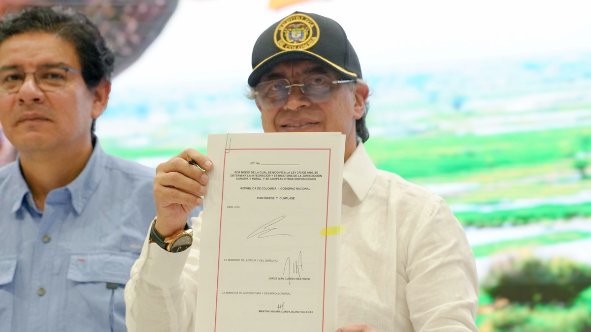 Ante agricultores afectados por inundaciones en Cereté (Córdoba), el presidente Petro aprobó la ley de jurisdicción agrícola

 – Ojo critico