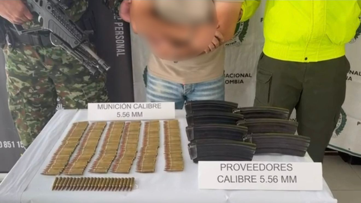 Capturan al sujeto en flagrancia con munición de largo alcance que iba a ser entregada al clan del Golfo, y el juez lo dejó en libertad con más de 6 billetes

 – Ojo critico