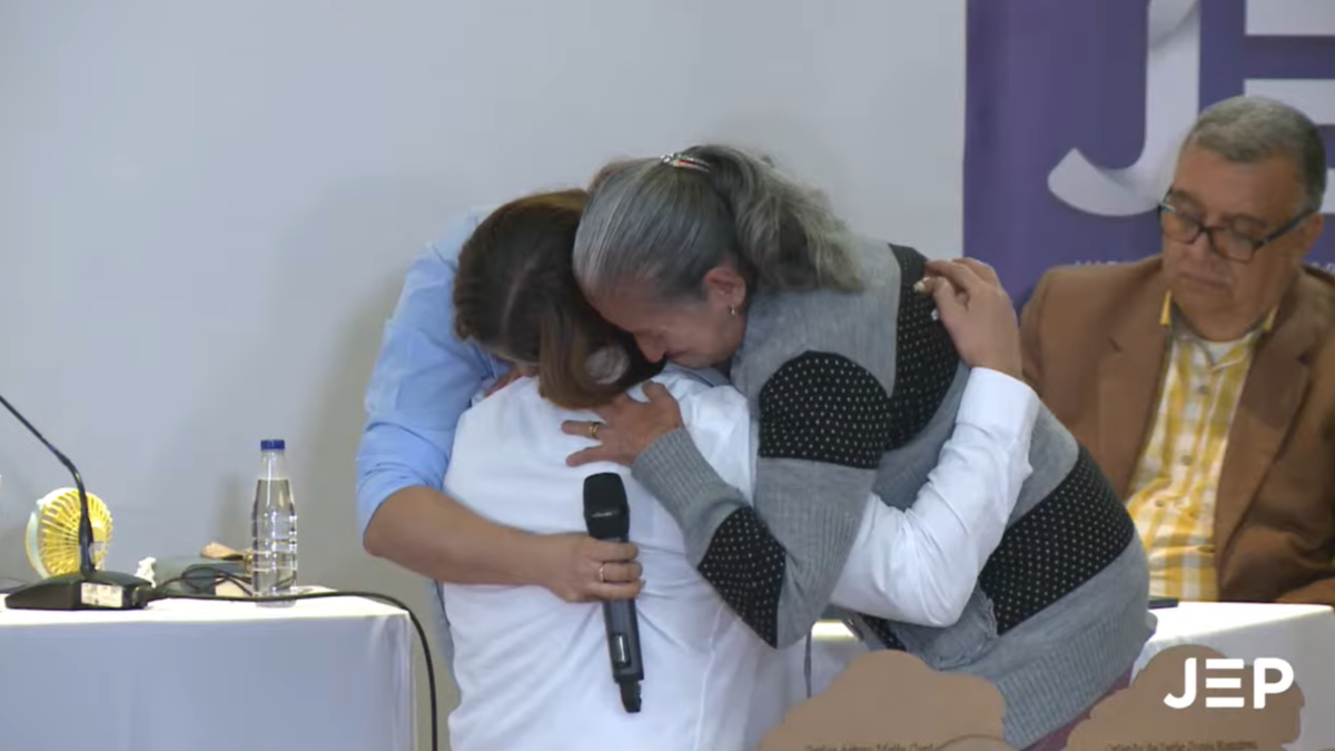 El exmilitar pidió disculpas de rodillas a la familia de John Darío Giraldo Quintero y aceptó responsabilidad ante la JEP por su ejecución en Antioquia

 – Ojo critico