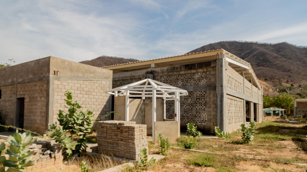 El gobierno del Magdalena y la intendencia de Santa Marta enfrentan la finalización o demolición de la megaescuela, hoy convertida en un elefante blanco en Taganga

 – Ojo critico