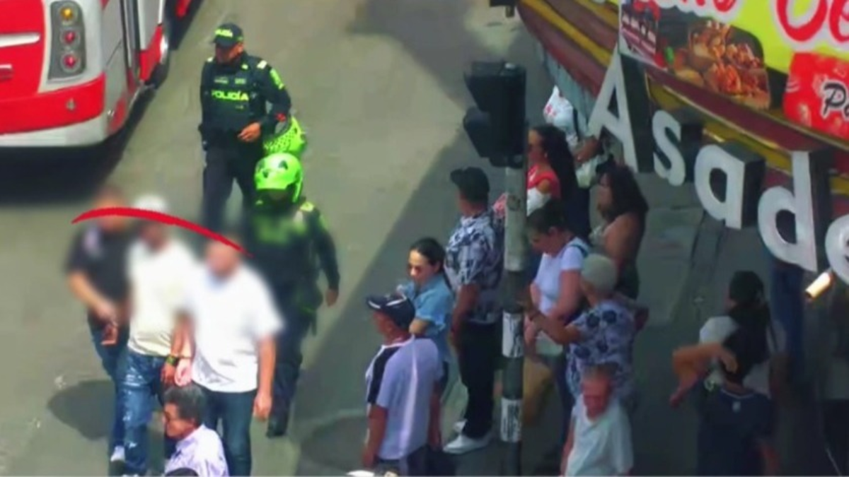 Falsos policías de la Sijín fueron sorprendidos robando en el centro de Medellín

 – Ojo critico